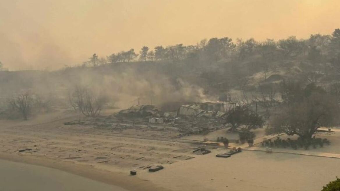 Φωτιά στη Ρόδο: Κάηκε ολοσχερώς το beach bar που είχε απασχολήσει για παρανομίες