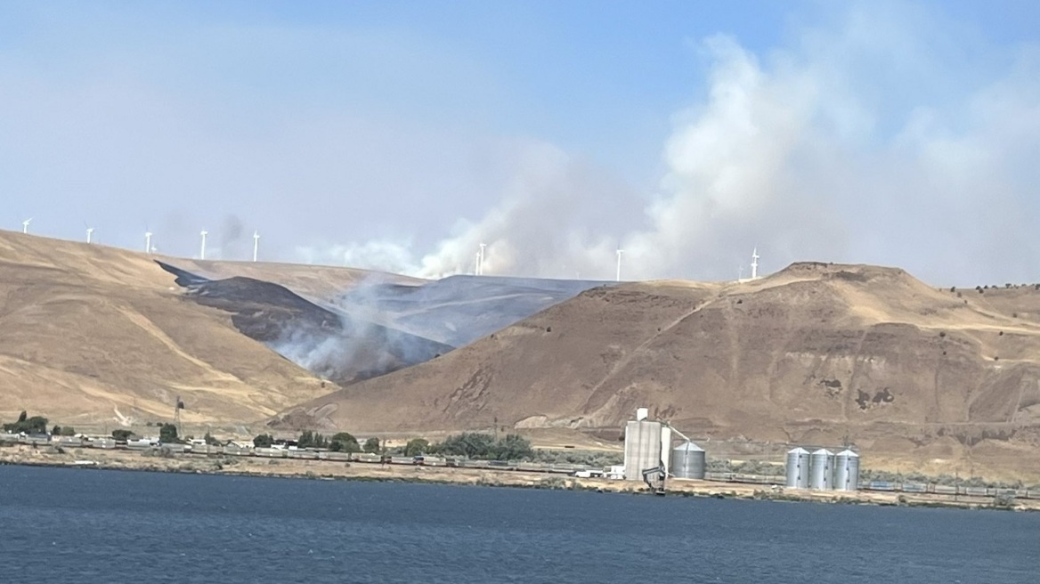 Πυρκαγιά στην Ουάσιγκτον: Απειλούνται σπίτια και αγωγός φυσικού αερίου