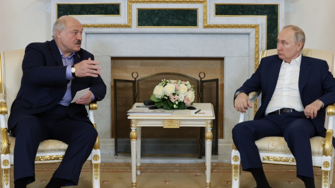 Πούτιν: Συναντήθηκε με τον Λουκασένκο και φωτογραφήθηκαν με όσους ήταν σε πλατεία - Δείτε βίντεο