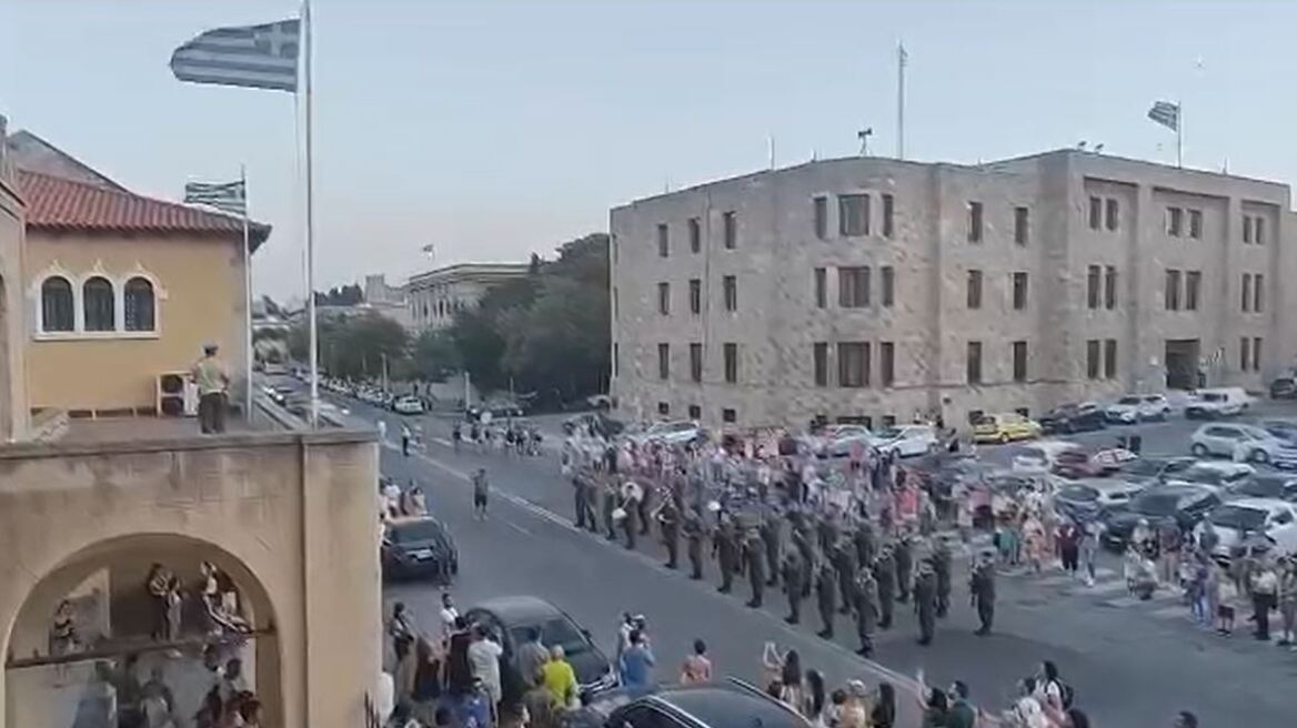 Ρόδος: Υποστολή της σημαίας - Μήνυμα των στρατιωτών για αφοσίωση και επιμονή στις δυσκολίες (βίντεο)