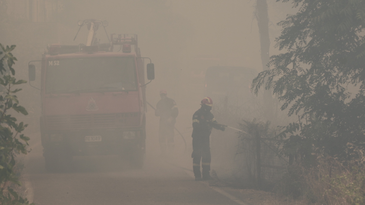 Φωτιές - Ενημέρωση Πυροσβεστικής: Οι αναζωπυρώσεις είναι πολλές σε Ρόδο και Κέρκυρα 