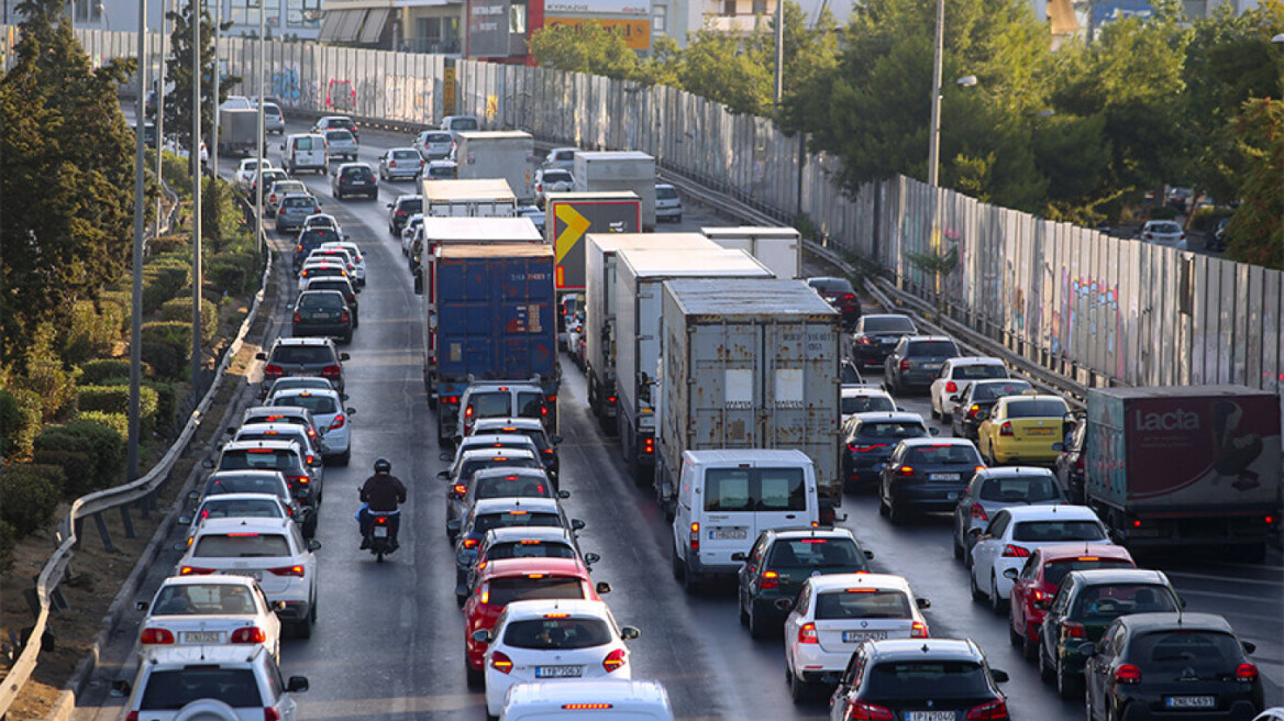 Κίνηση στους δρόμους: Ταλαιπωρία λόγω έργων στην άνοδο του Κηφισού - Καθυστερήσεις και στην Αττική Οδό