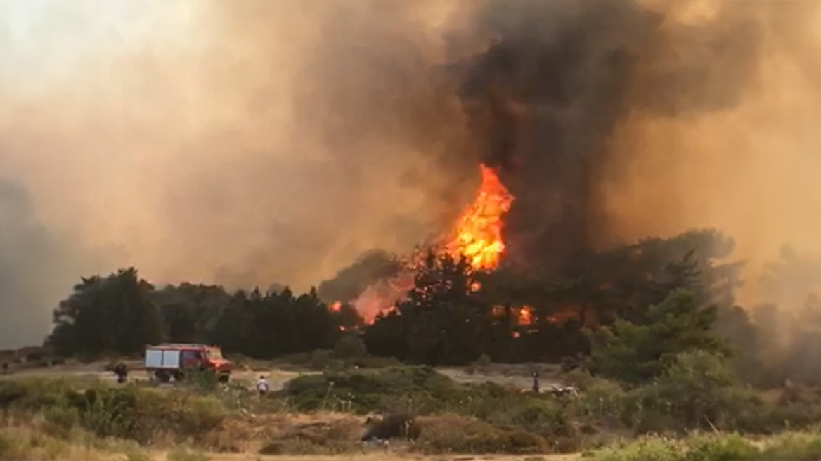 Φωτιά στη Ρόδο: Άρση κινδύνου για δέκα χωριά με μήνυμα από το 112