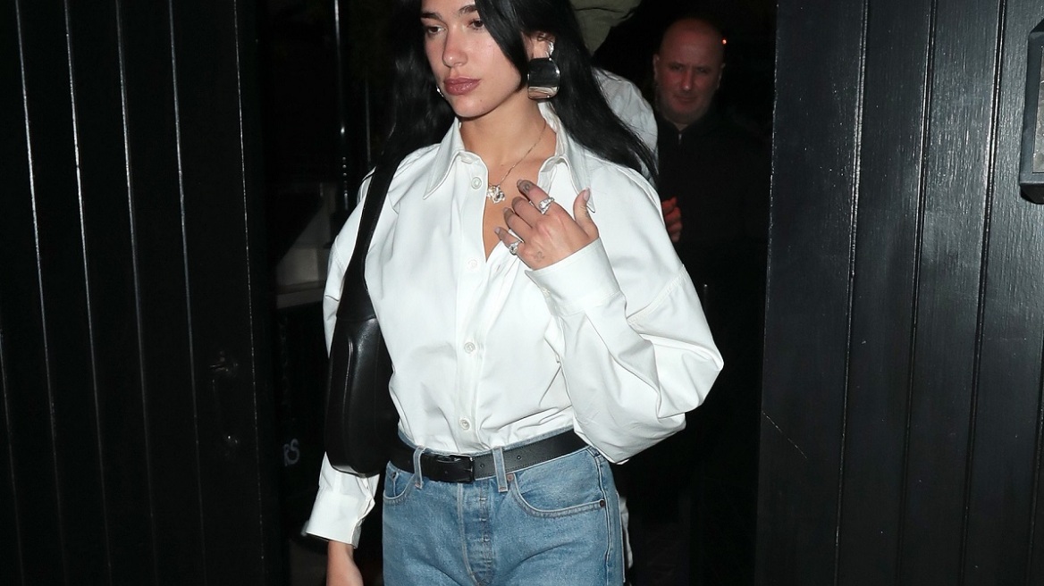 Πώς να φορέσετε τζιν με λευκό πουκάμισο σύμφωνα με την Ντούα Λίπα