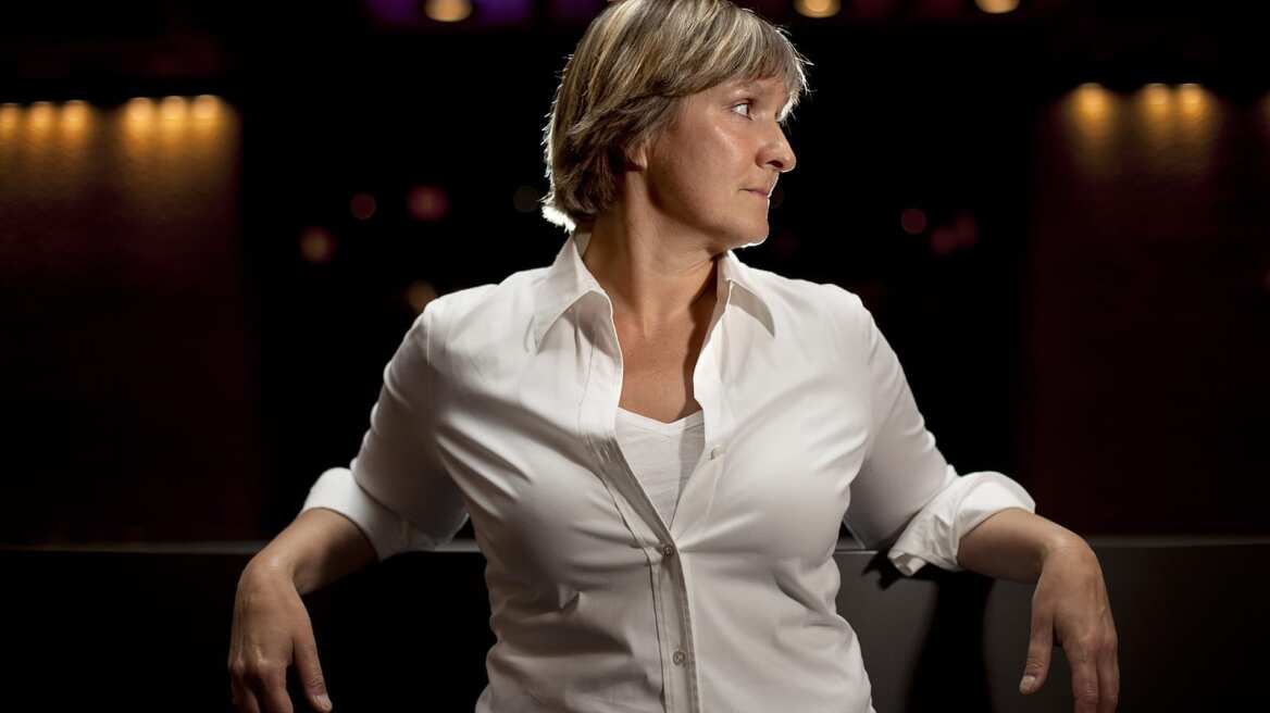 Ύδρα: Στο ελληνικό νησί για ταξίδι του μέλιτος η διάσημη Βρετανή σκηνοθέτιδα Ντέμπορα Γουόρνερ