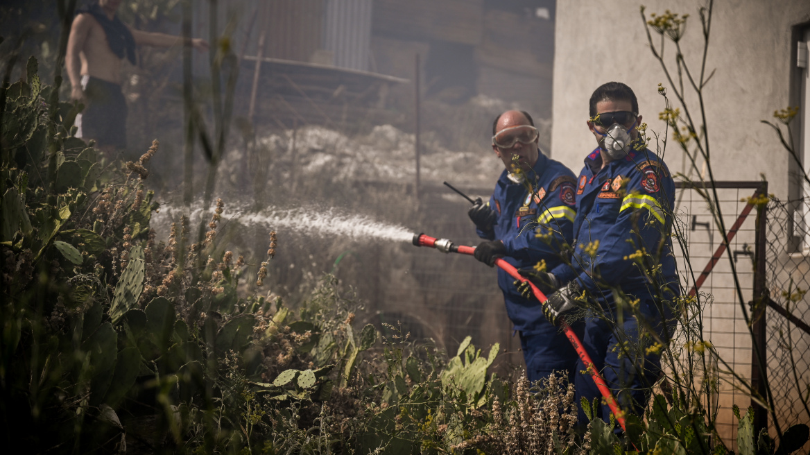 Φωτιές: 74 πυροσβέστες τραυματίστηκαν κατά τη διάρκεια των κατασβέσεων από τις 17 Ιουλίου