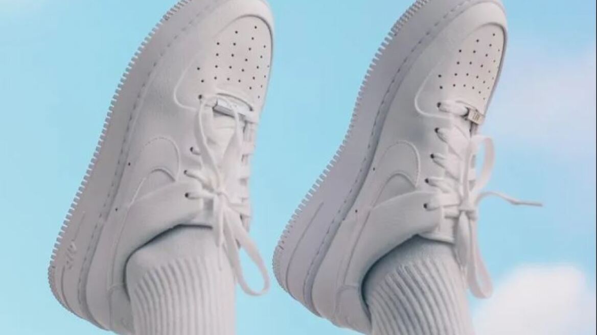 Ένα κόλπο για να ξαναγίνουν τα sneakers σας λευκά σαν καινούρια 