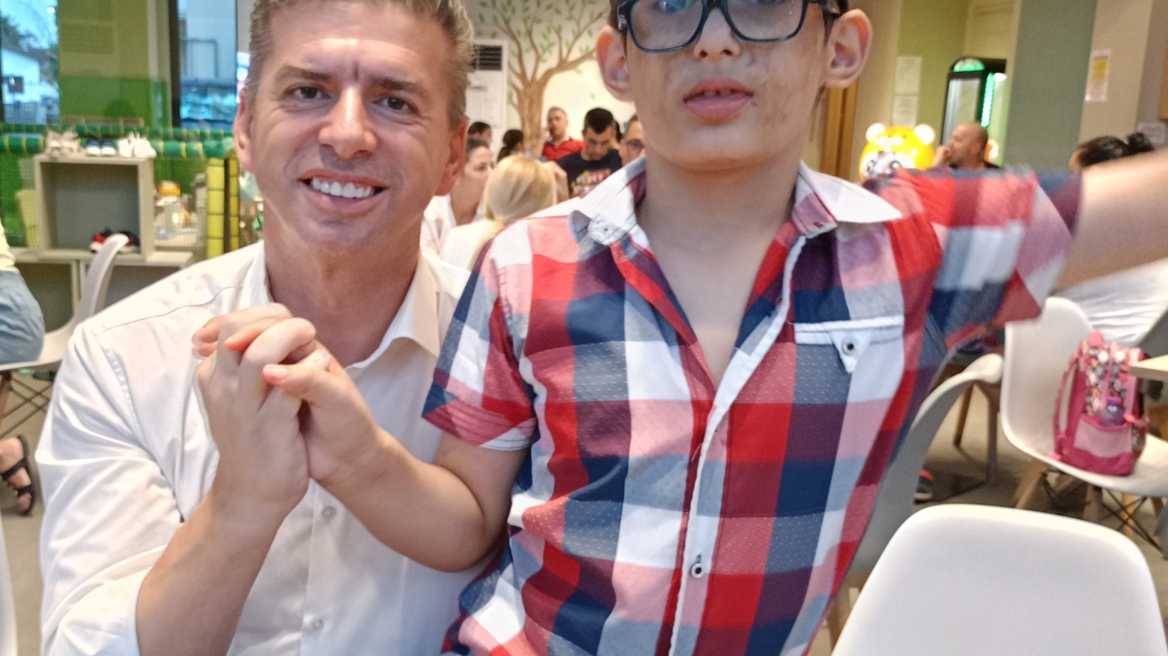 Πώς ένας μικρός εγκαυματίας κερδίζει πίσω τη ζωή του