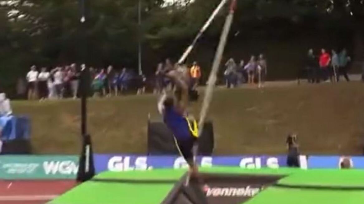 Εμμανουήλ Καραλής: Έσπασε το κοντάρι του εν ώρα αγώνα στο Λεβερκούζεν - Δείτε βίντεο 