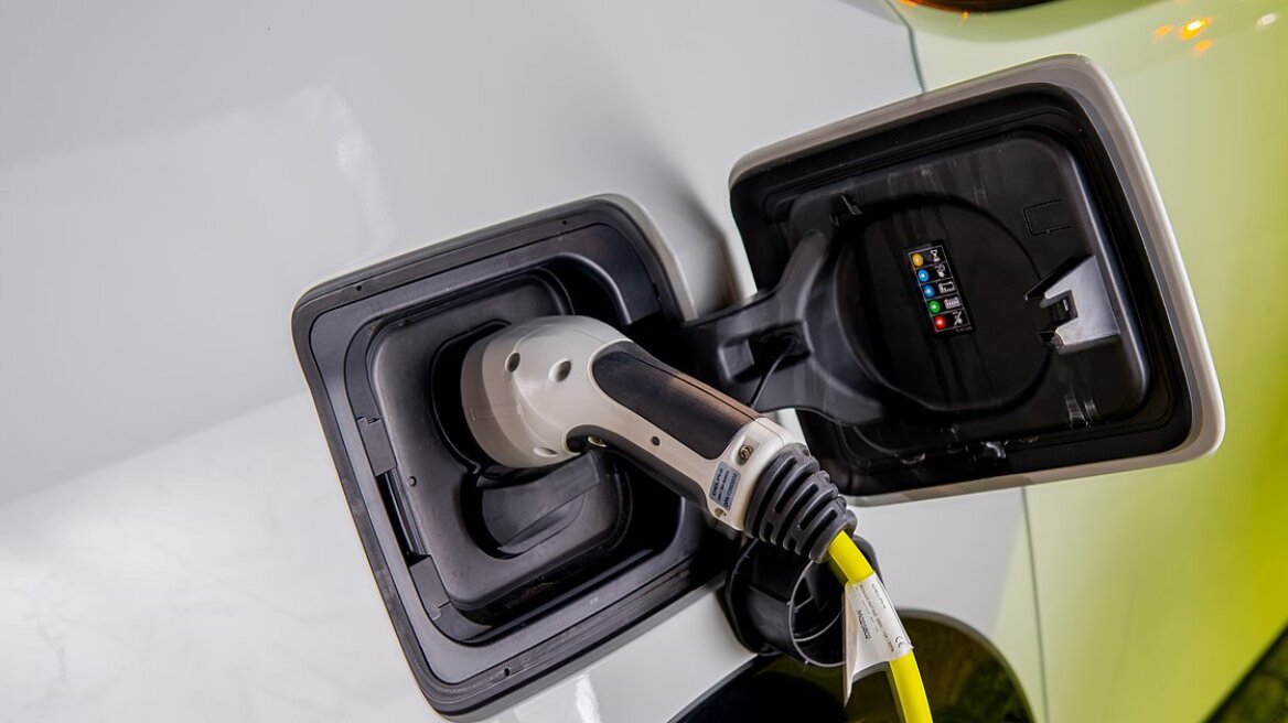 Σταθμοί ταχείας φόρτισης ανά 60 χιλιόμετρα στους βασικούς αυτοκινητοδρόμους της ΕΕ μέχρι το 2028