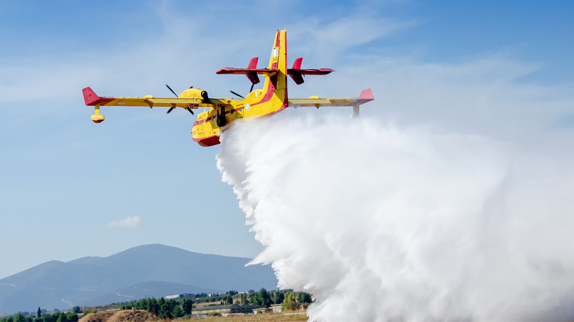 Φωτιές στην Ελλάδα: Η Κομισιόν στέλνει επτά αεροπλάνα και ένα ελικόπτερο - Πάνω από 100 πυροσβέστες από Ρουμανία και Τσεχία
