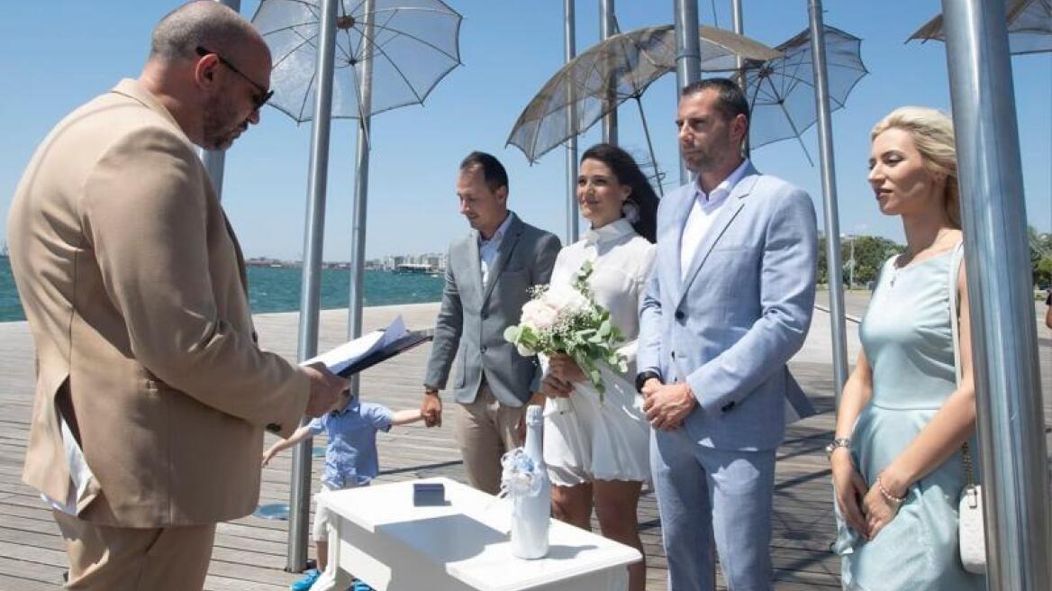 Θεσσαλονίκη: Ζευγάρι Βούλγαρων παντρεύτηκαν με πολιτικό γάμο στις Ομπρέλες της Νέας Παραλίας 