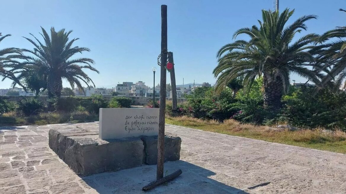 Κρήτη: Άγνωστοι έσπασαν τον σταυρό στον τάφο του Νίκου Καζαντζάκη - Δείτε εικόνες