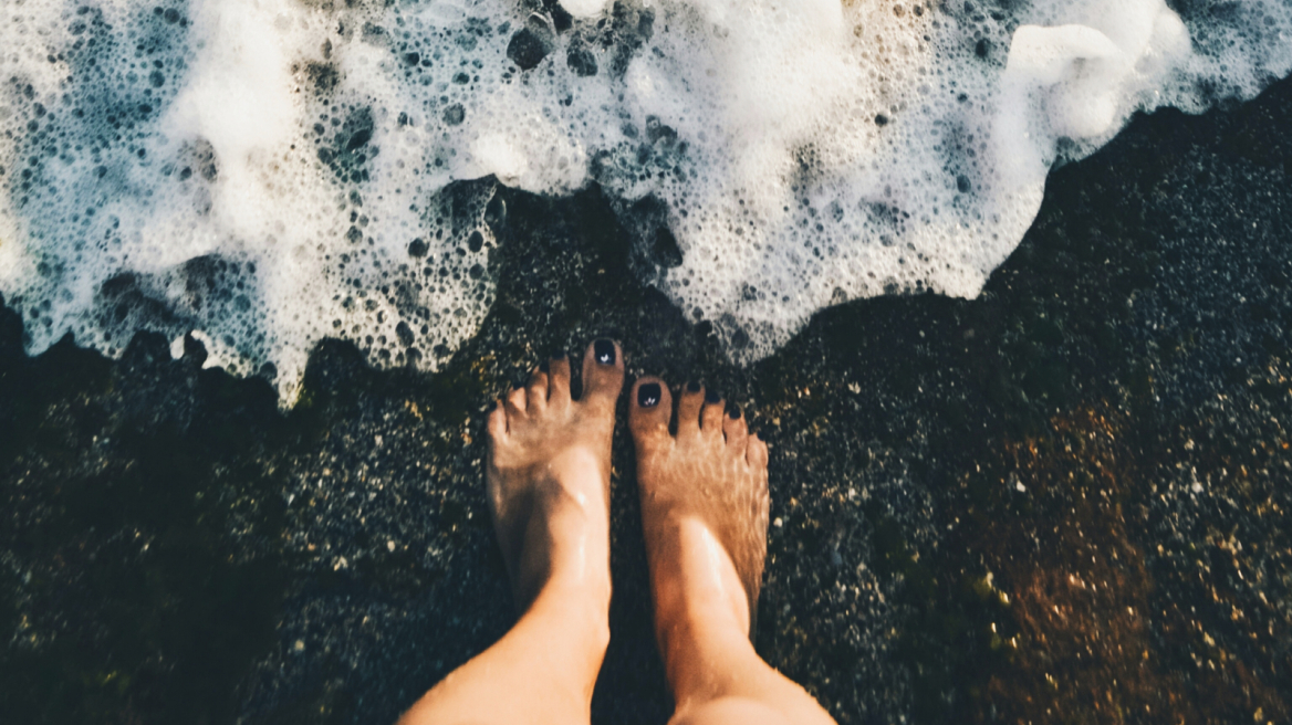 How to: Πώς θα περιποιηθείτε τα πόδια σας στο σπίτι