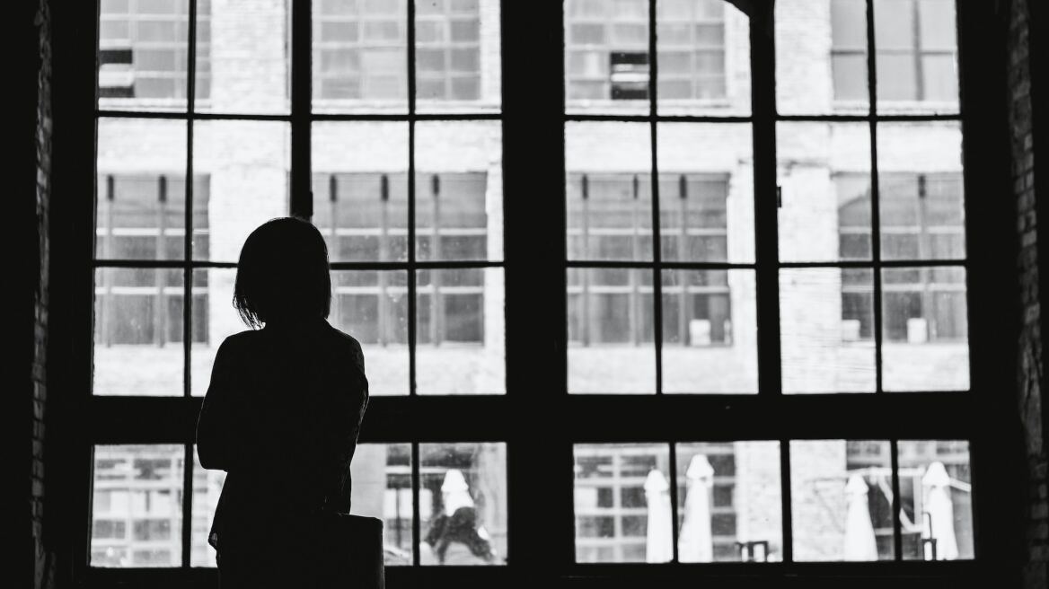 Νιώσατε ποτέ σας μοναξιά; Η έρευνα που προσπαθεί να αναδείξει ένα από τα σοβαρότερα προβλήματα της εποχής μας