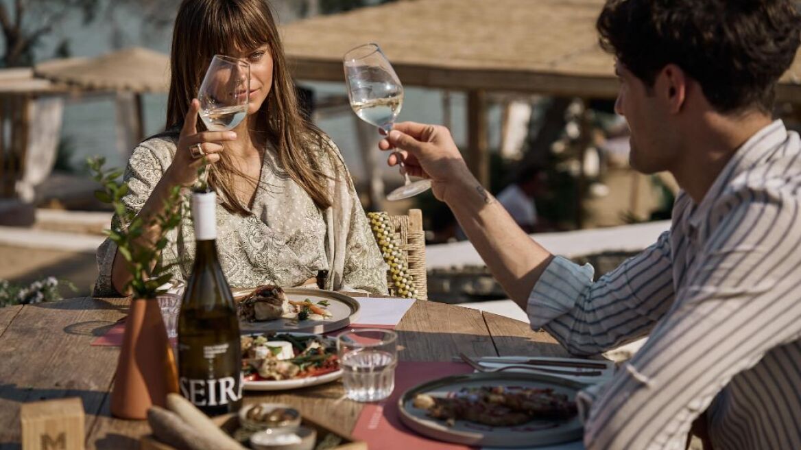 Monastiri Beach Bar & Restaurant: Όλα μοιάζουν καλοκαίρι στο ανανεωμένο beach bar της Πάρου 