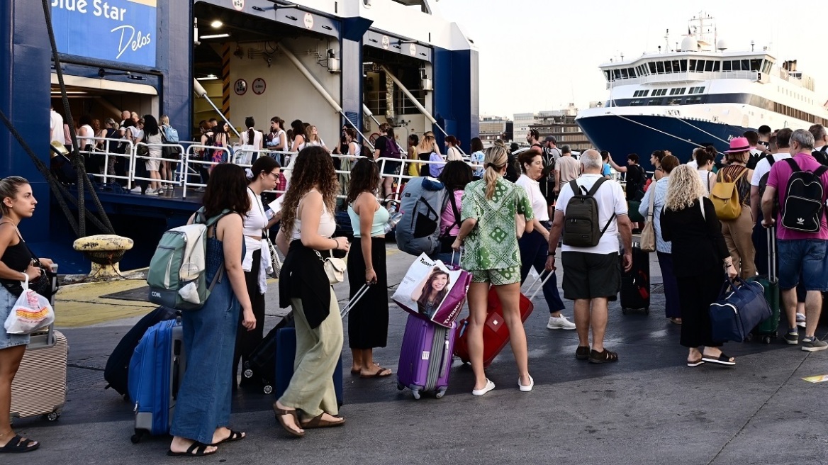 Σχεδόν 112.000 εκδρομείς φεύγουν από Πειραιά, Ραφήνα και Λαύριο το πρώτο Σαββατοκύριακο του Αυγούστου