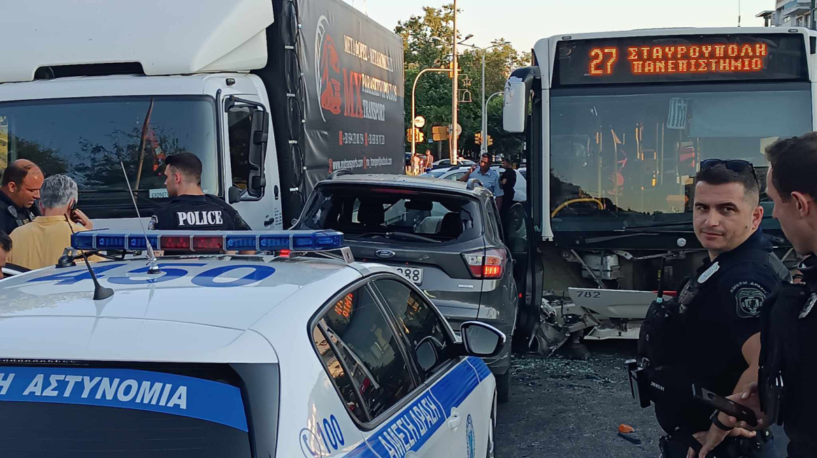 Θεσσαλονίκη: Καταδίωξη κλεμμένου ΙΧ - Μπήκε ανάποδα στην Λαγκαδά και συγκρούστηκε με λεωφορείο