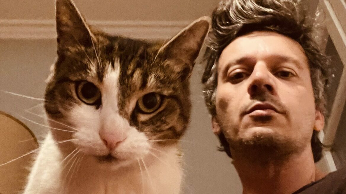 Νταίζη: Η γάτα του Γιώργου Νανούρη πάει όπου πάει και ο ηθοποιός