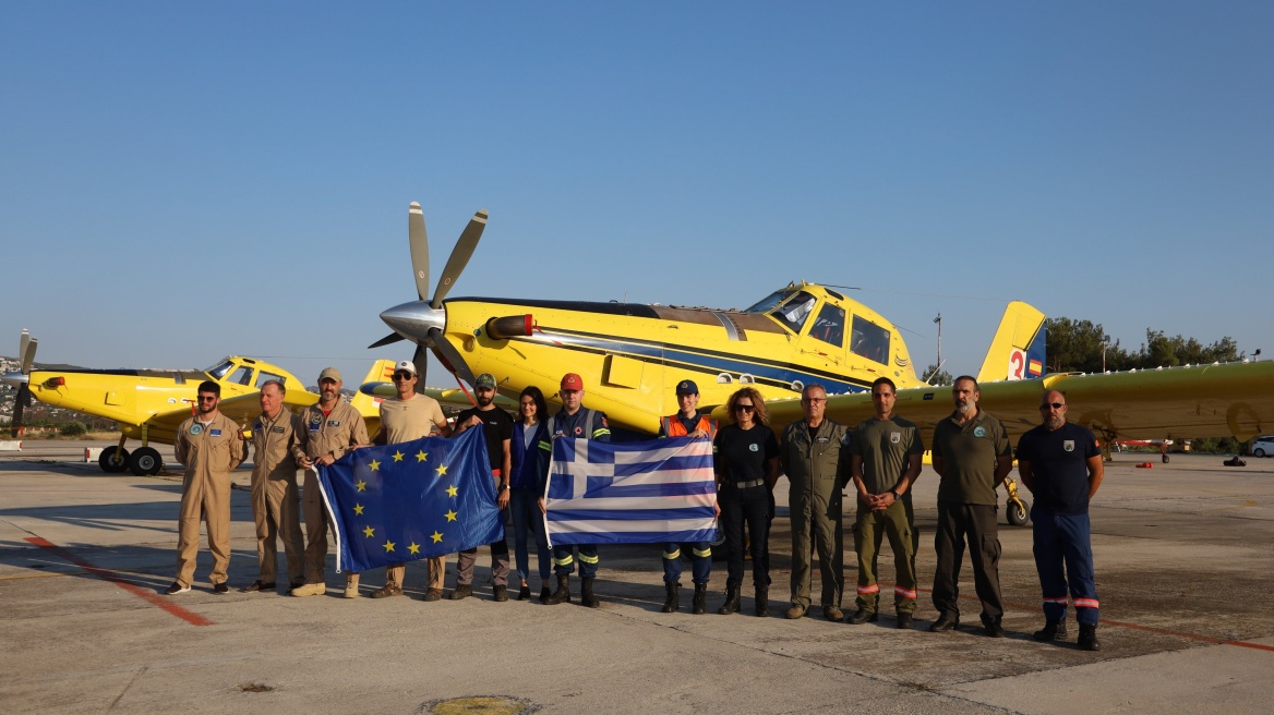 «Η φετινή ήταν η πιο δύσκολη χρονιά στην Ελλάδα» - Τι λένε Ρουμάνοι πυροσβέστες που ήρθαν να συνδράμουν στις πυρκαγιές 