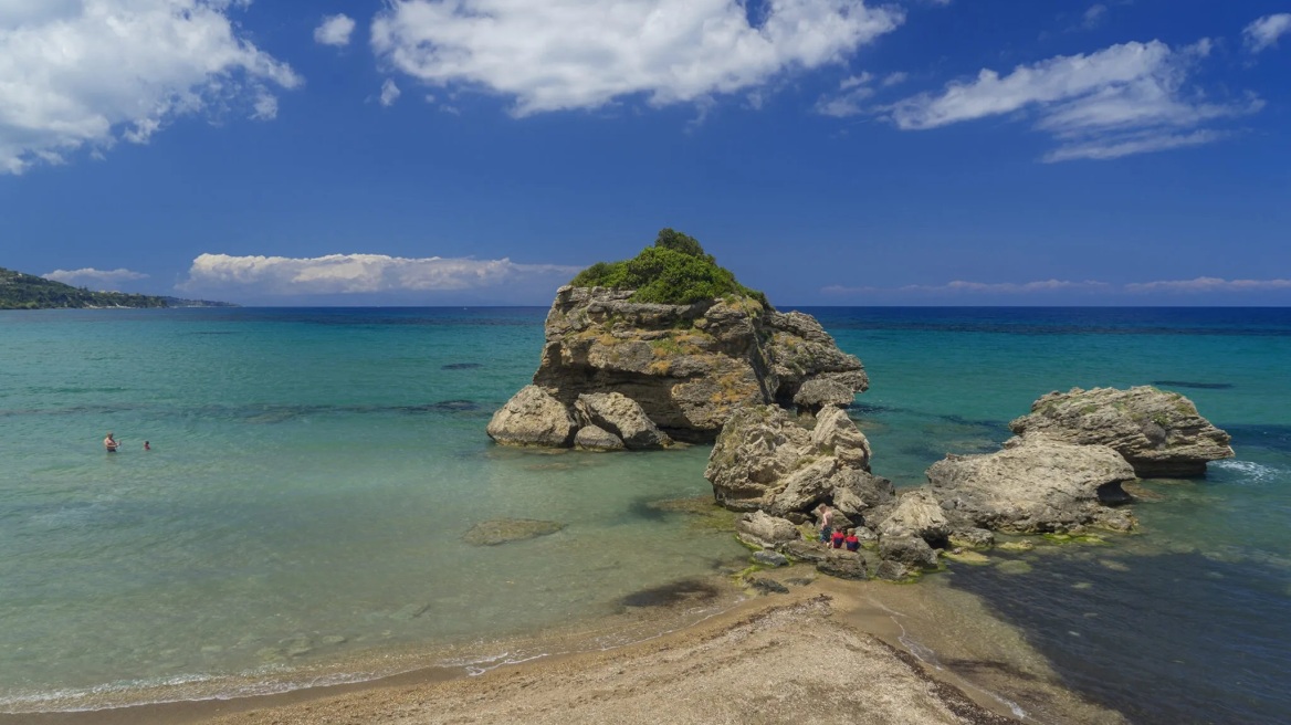 Πόρτο Ζόρο: Ψιλή άμμος, πλούσια βλάστηση και γαλανά νερά