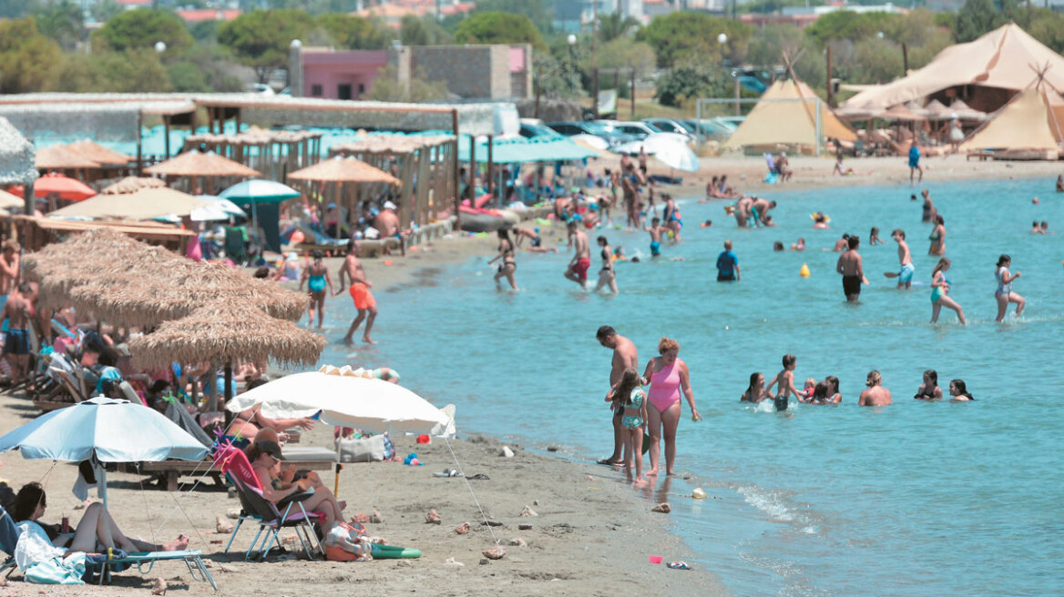 Συνελήφθησαν 5 ιδιοκτήτες και υπεύθυνοι καταστημάτων στην Ανάβυσσο για παράνομη κατάληψη παραλίας