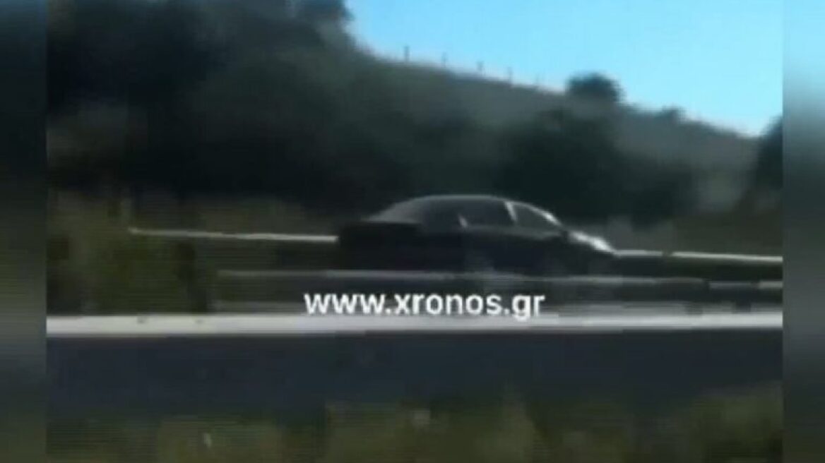 Βίντεο ντοκουμέντο: Τρία αυτοκίνητα διακινητών στο αντίθετο ρεύμα της Εγνατίας