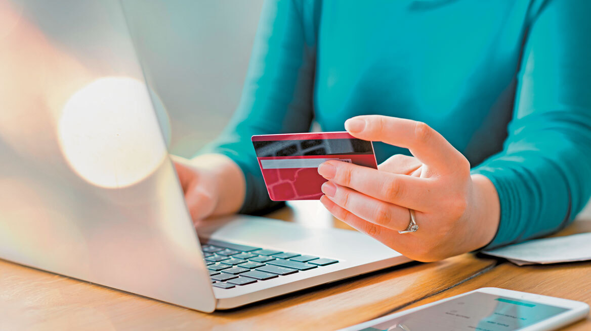 Πώς στήνονται οι απάτες με τα e-shops: Το κόλπο με τις αντικαταβολές και τις πωλήσεις μέσω Facebook