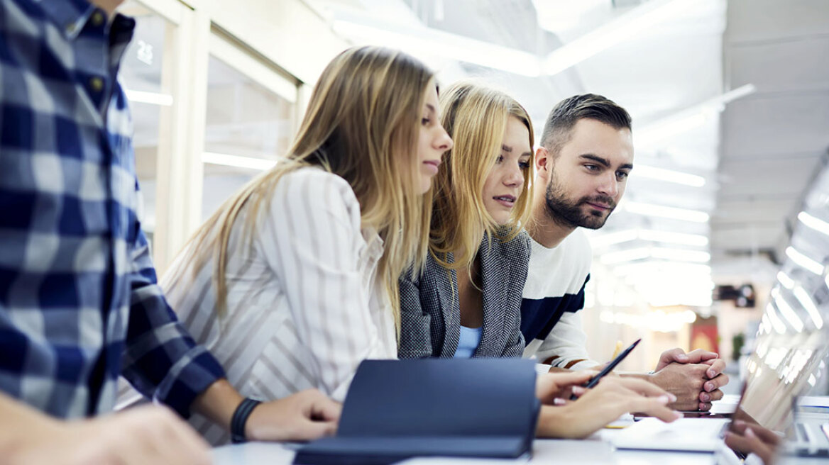 Σύσκεψη στο Μαξίμου για τη συμφωνία για τις συλλογικές συμβάσεις εργασίας - Θετικά σχόλια από την ΕΕ