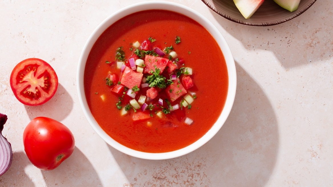 4 κρύες σούπες για τις ζεστές μέρες του καλοκαιριού
