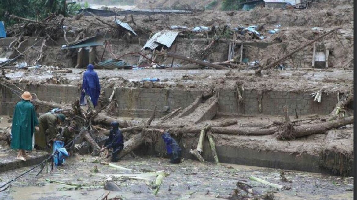 Βιετνάμ: Φονικές πλημμύρες άφησαν πίσω τους 11 νεκρούς - Δείτε βίντεο