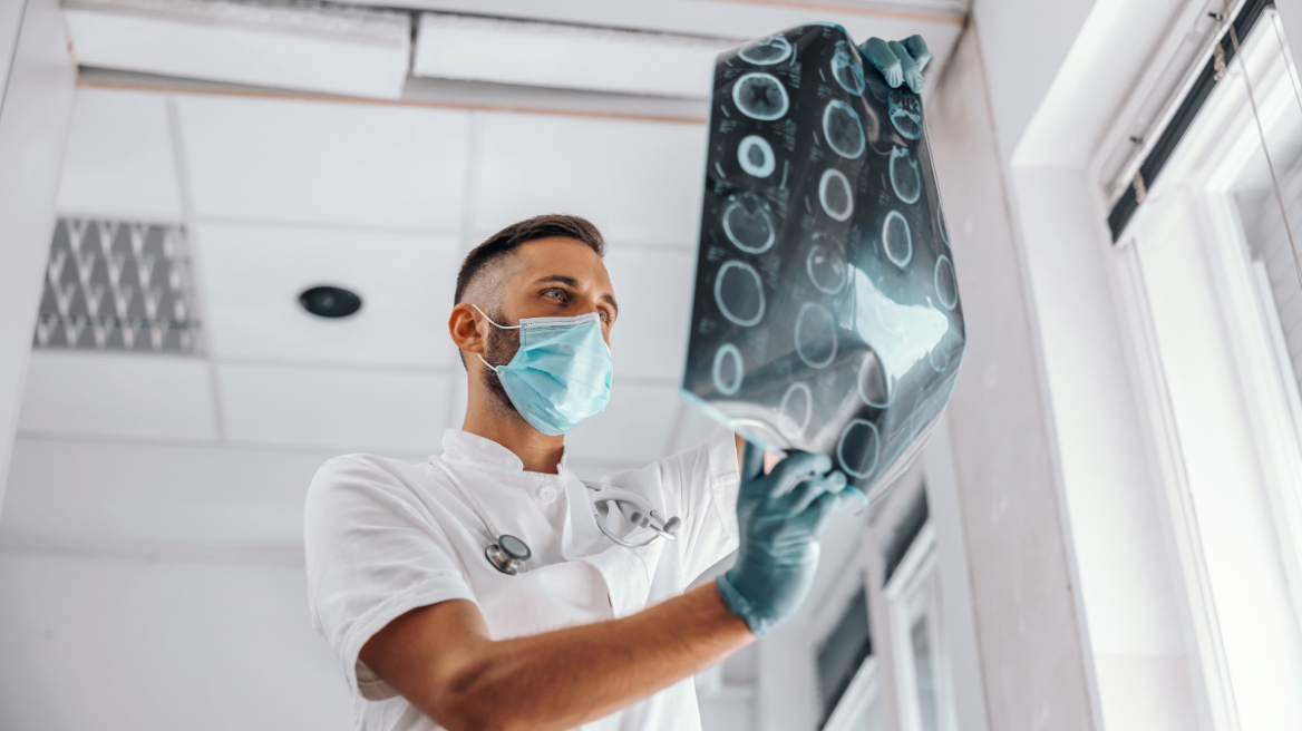 Η νευροεκφυλιστική πάθηση που «προτιμά» τους 50ρηδες