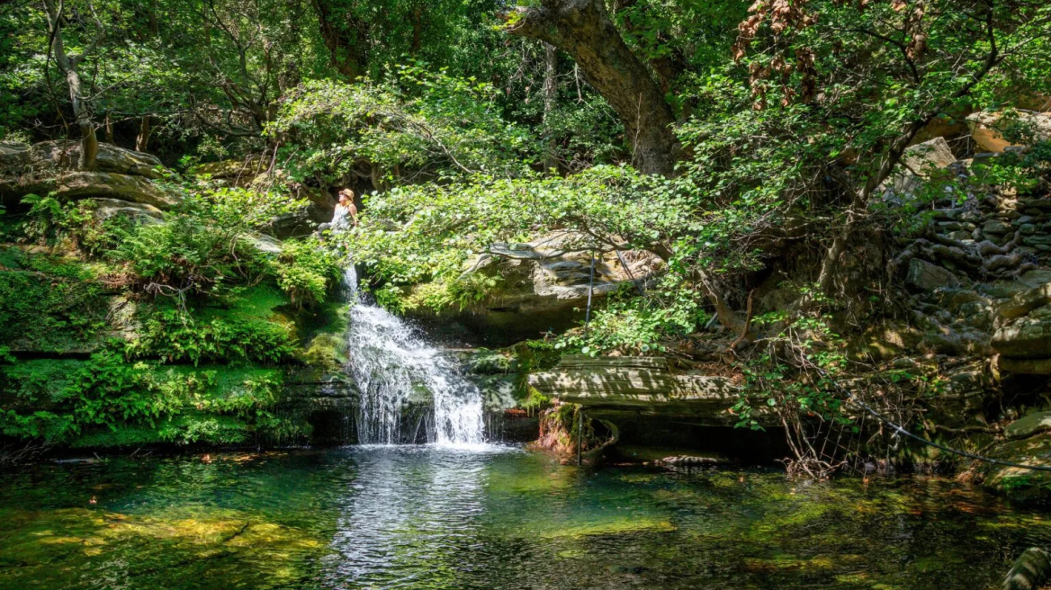 Μια καταπράσινη όαση δροσιάς, κρυμμένη στα βουνά της Άνδρου 