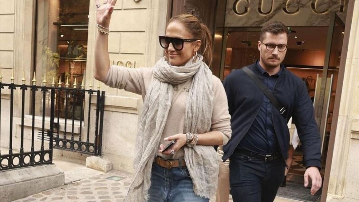 H Jennifer Lopez κάνει βόλτα στο Παρίσι φορώντας το πιο άνετο τζιν