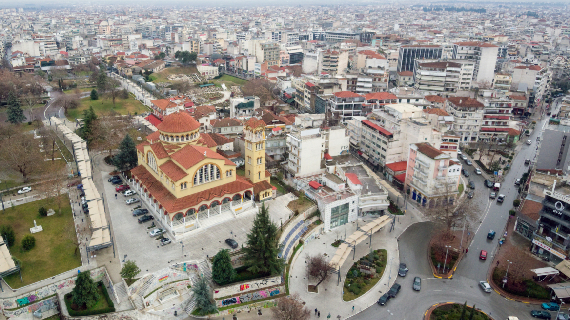 Λάρισα: Κυνηγούσε την πρώην σύντροφό του με μαχαίρι στο κέντρο της πόλης