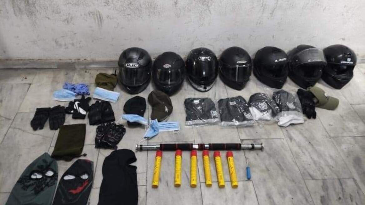 Θεσσαλονίκη: Δείτε τα «πολεμοφόδια» που είχαν οι τρεις συλληφθέντες οπαδοί που κυκλοφορούσαν και ρωτούσαν «τι ομάδα είσαι»