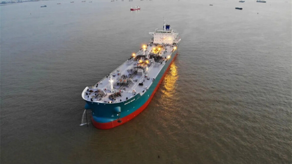 Δεξαμενόπλοιο τυλίχθηκε στις φλόγες ενώ έπλεε στα ανοιχτά του Ιράν