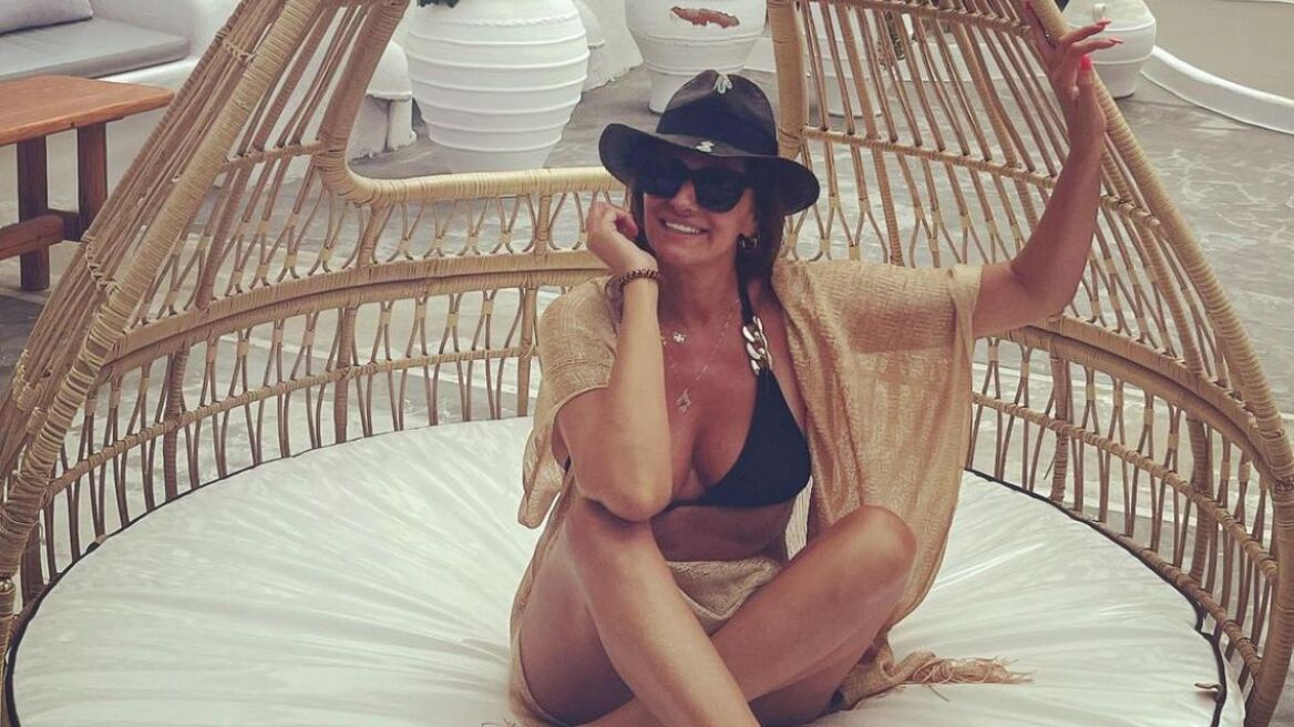 Βίκυ Κουλιανού: Ποζάρει με μαγιό στη Σαντορίνη