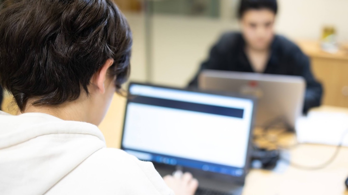 Καλοκαιρινή πλοήγηση στο Διαδίκτυο: Τι να προσέχουν τα παιδιά