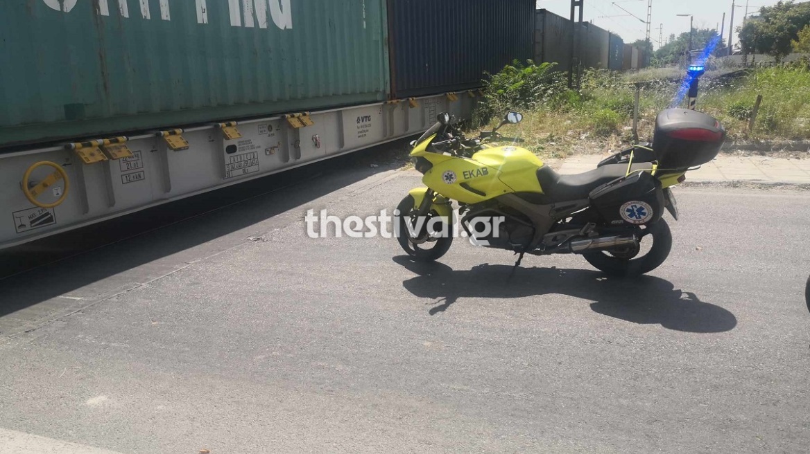 Θεσσαλονίκη: Μηχανή τρένου συγκρούστηκε με ΙΧ - Τραυματίστηκε ο οδηγός του οχήματος