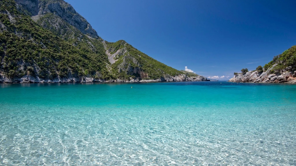 Μια βουτιά στη «Γαλάζια Λίμνη» της Εύβοιας