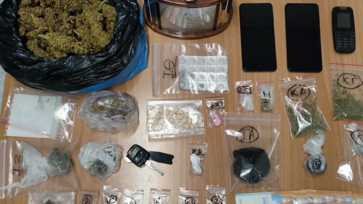 Στο λεβιέ των ταχυτήτων έκρυβαν κοκαΐνη, κάνναβη και χασισέλαιο