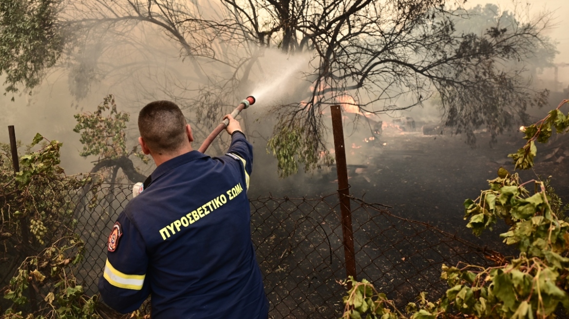 Υπό μερικό έλεγχο η φωτιά στον Ασπρόπυργο
