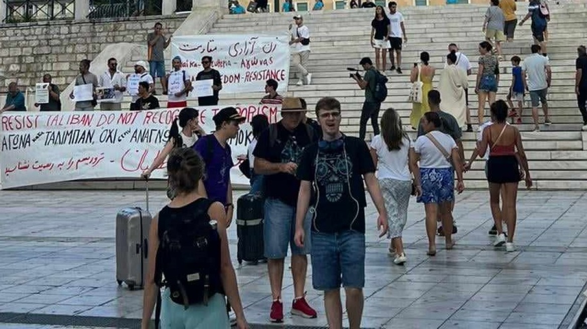 Έστρωσαν πανό για τους Ταλιμπάν μέσα στο Δεκαπενταύγουστο στις σκάλες της πλατείας Συντάγματος - Φωτογραφίες και βίντεο