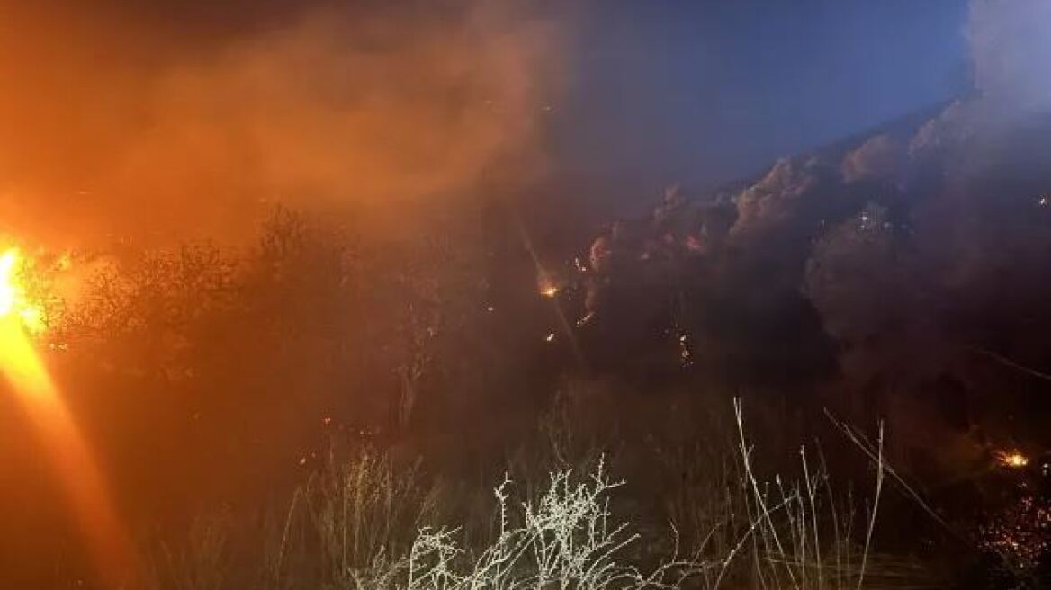 Μάχη με τις φλόγες στο Σινάπι Ηρακλείου Κρήτης - Δείτε βίντεο