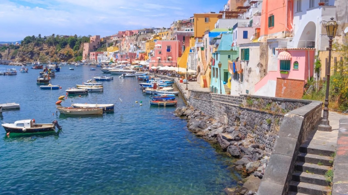 Ο άγνωστος παράδεισος της Ιταλίας που μοιάζει με τη δική μας Σύμη