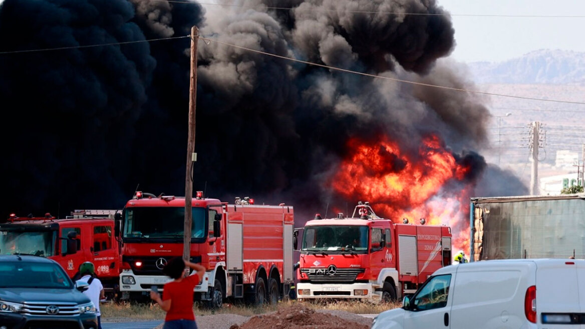 Υπό μερικό έλεγχο η φωτιά σε μάντρα οχημάτων στον Ασπρόπυργο