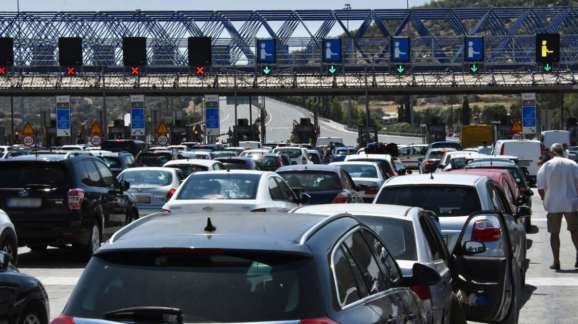 Εθνική Οδός Αθηνών-Κορίνθου: Μεγάλη ταλαιπωρία για τους οδηγούς λόγω της φωτιάς στο βυτιοφόρο