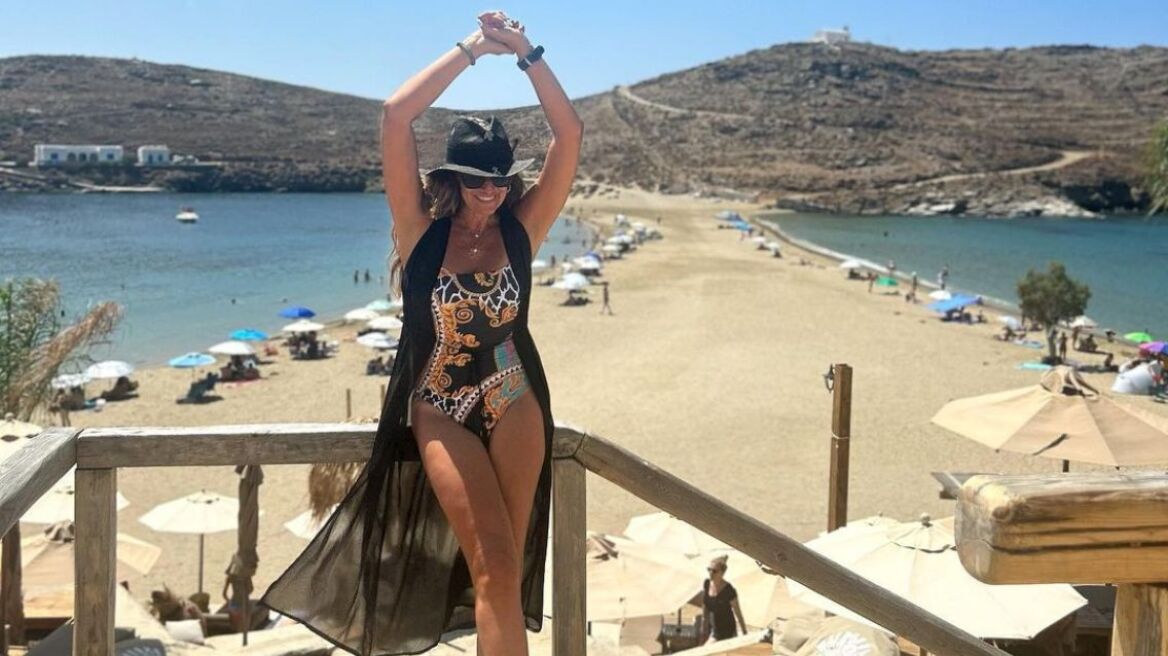 Βίκυ Κουλιανού: Ποζάρει με μαγιό στην Κύθνο 