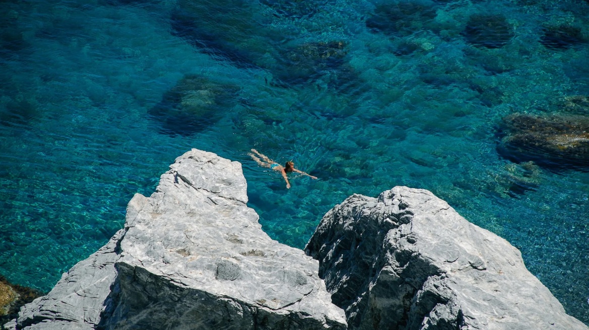 Μούρος: Μία από τις ωραιότερες παραλίες των Κυκλάδων βρίσκεται στην Αμοργό